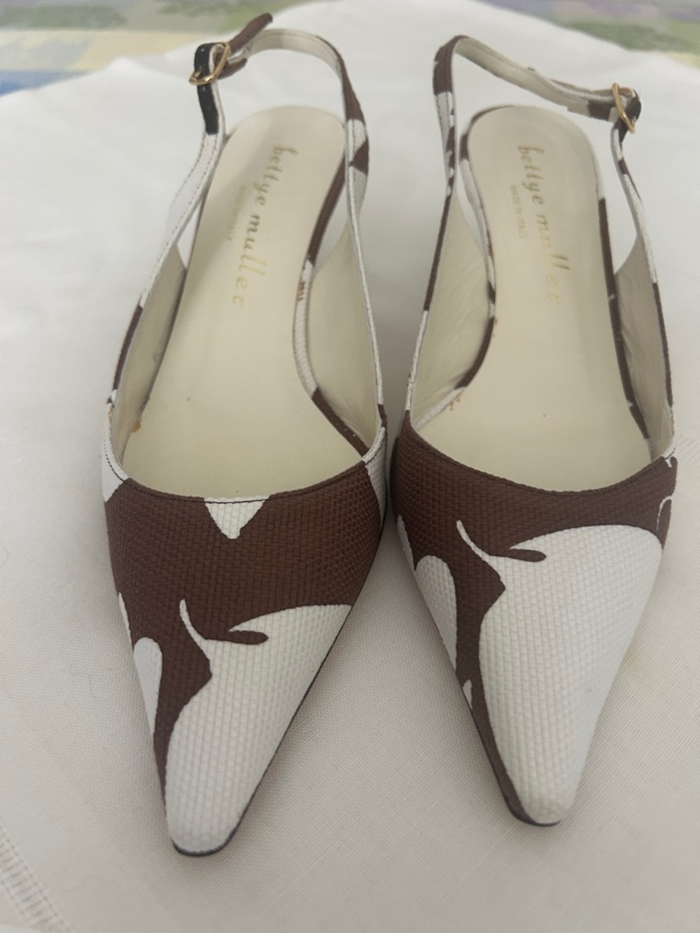 bettye muller Brown and White Pointed Slingback Kitten Heels Sz 37 made in Italy
